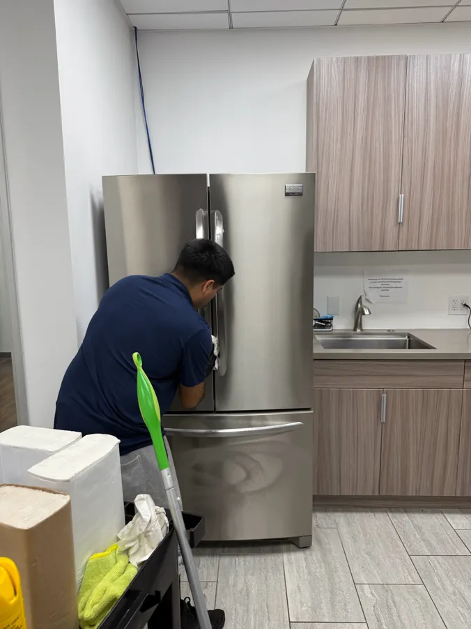 Day porter maintaining commercial facility in Orange County